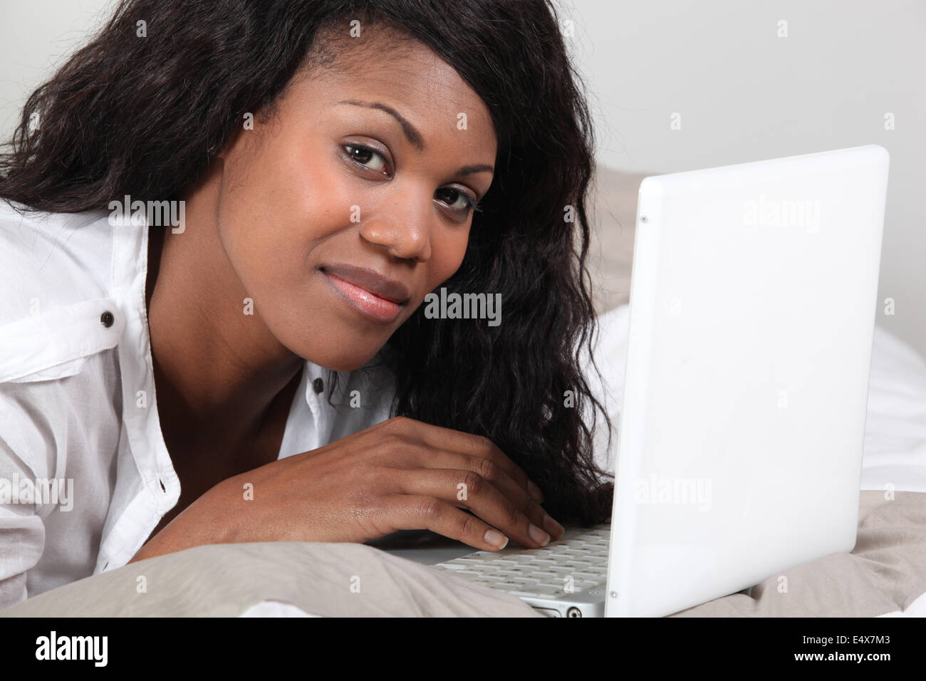 Donna afroamericana prevista nella parte anteriore del computer portatile Foto Stock
