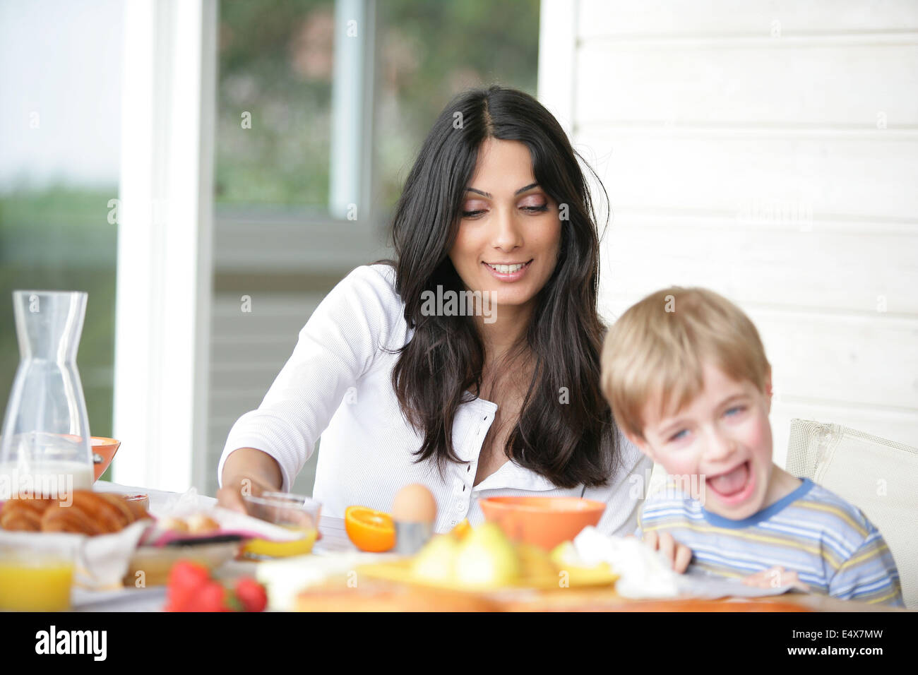La madre e il figlio a colazione Foto Stock