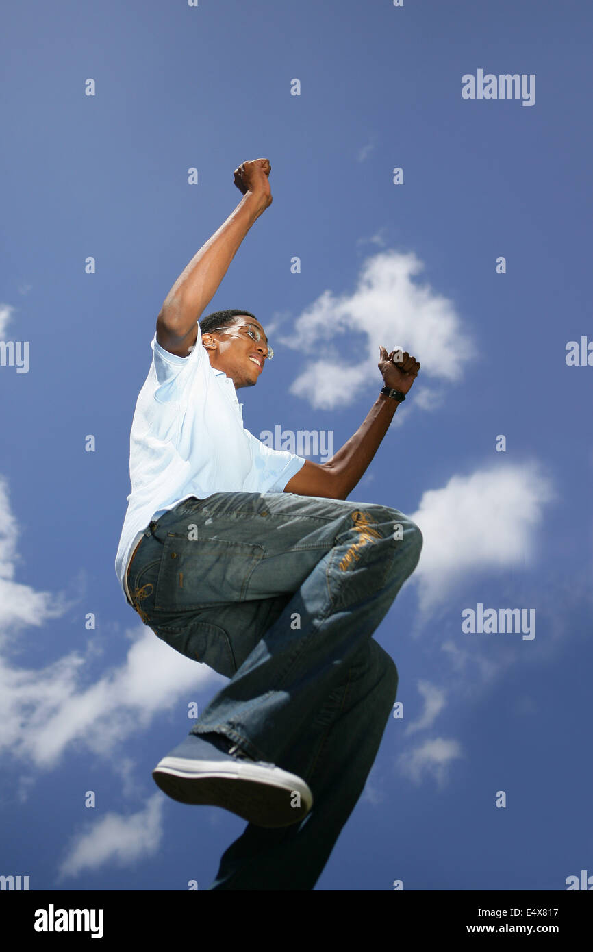 Giovane ragazzo afro-americana del salto in aria Foto Stock