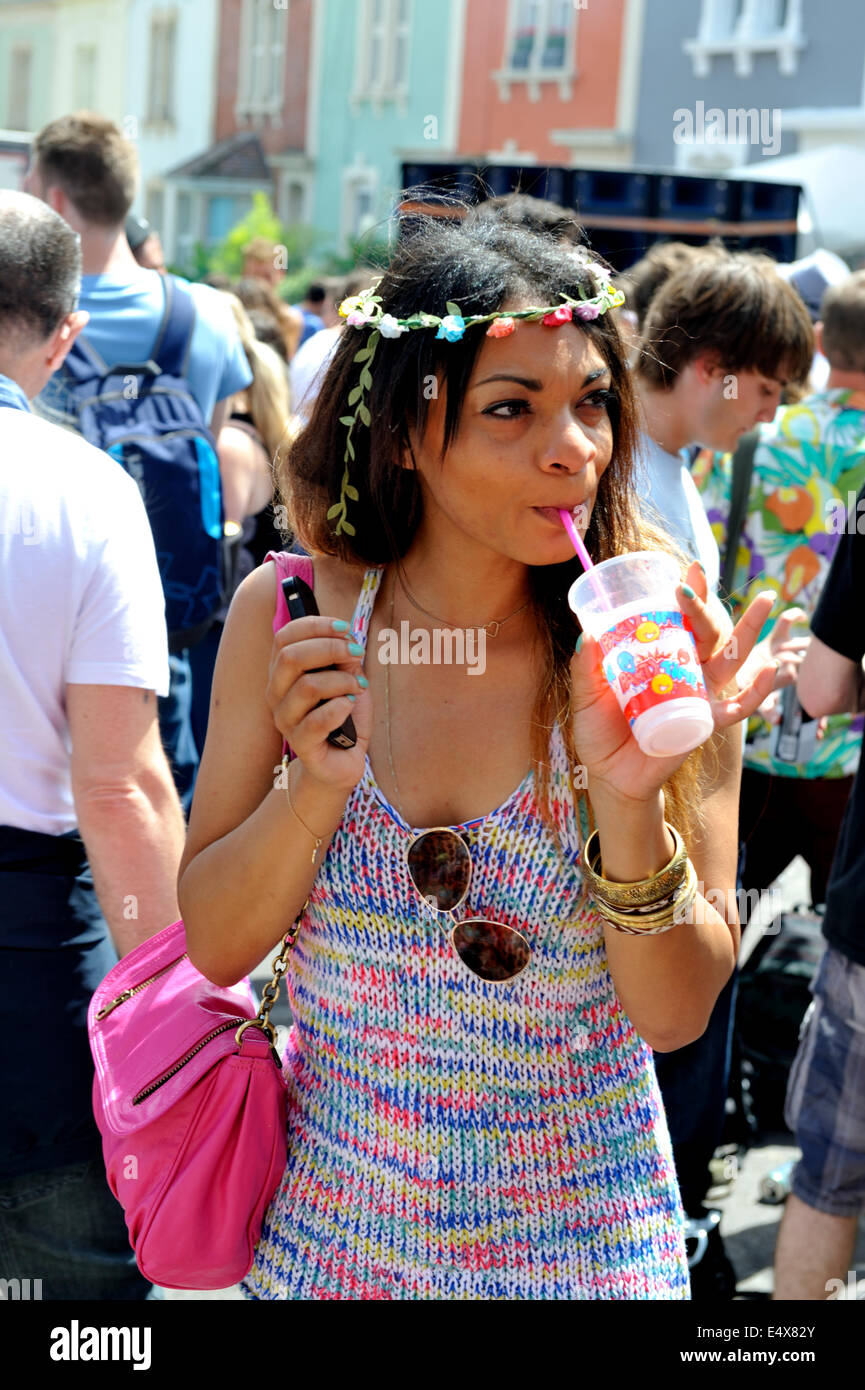 Donna di bere a Bristol San Paolo street festival, REGNO UNITO Foto Stock