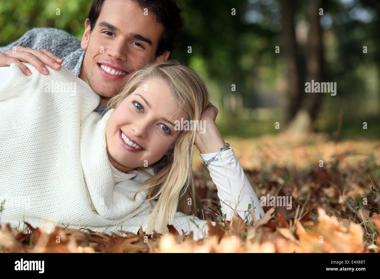 Coppia giovane sdraiati sull'erba insieme Foto Stock