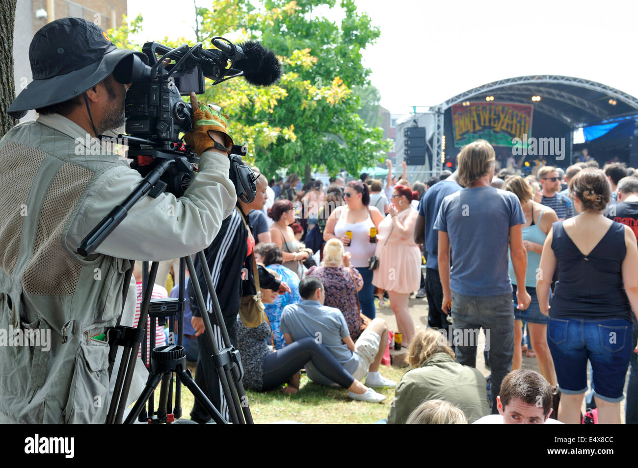 L'uomo le riprese dello stadio di musica con un Canon EOS fotocamera a Bristol San Paolo street festival, REGNO UNITO Foto Stock