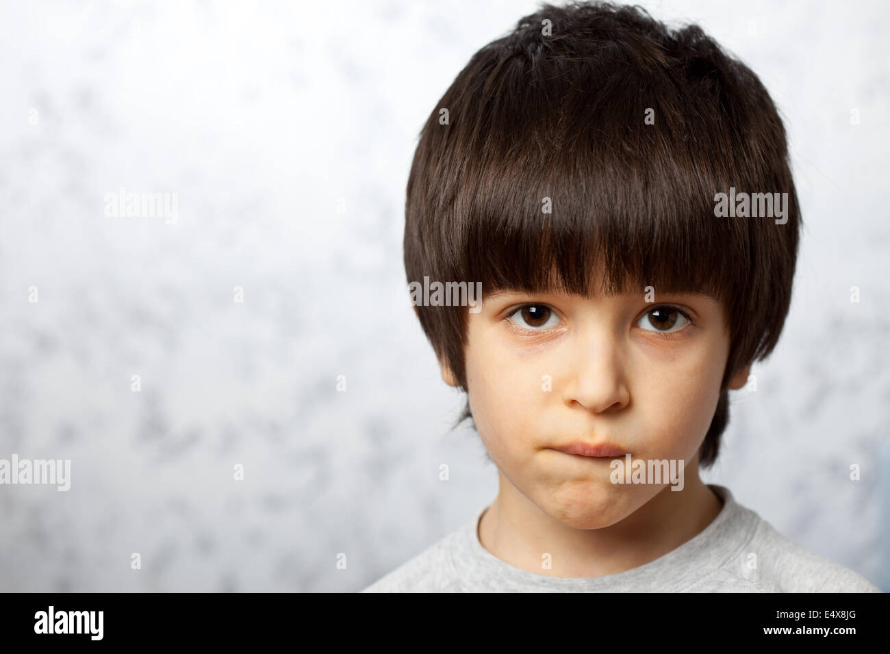 Riflessivo bit boy il suo labbro Foto Stock