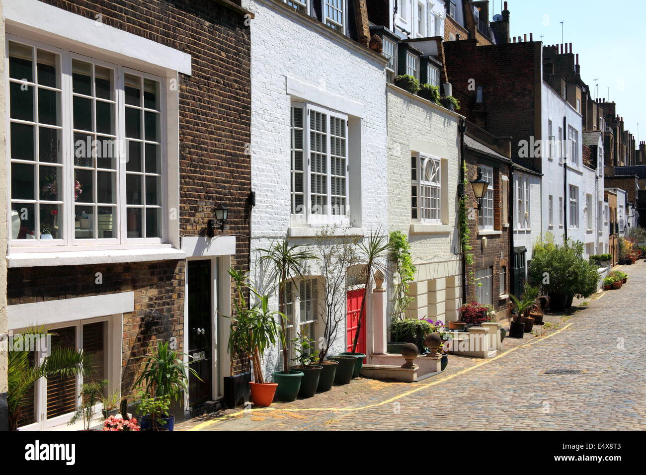 Elegante Londra mews case in Marylebone, Westminster, Londra, Inghilterra, convertito da vecchie stalle per cavalli Foto Stock