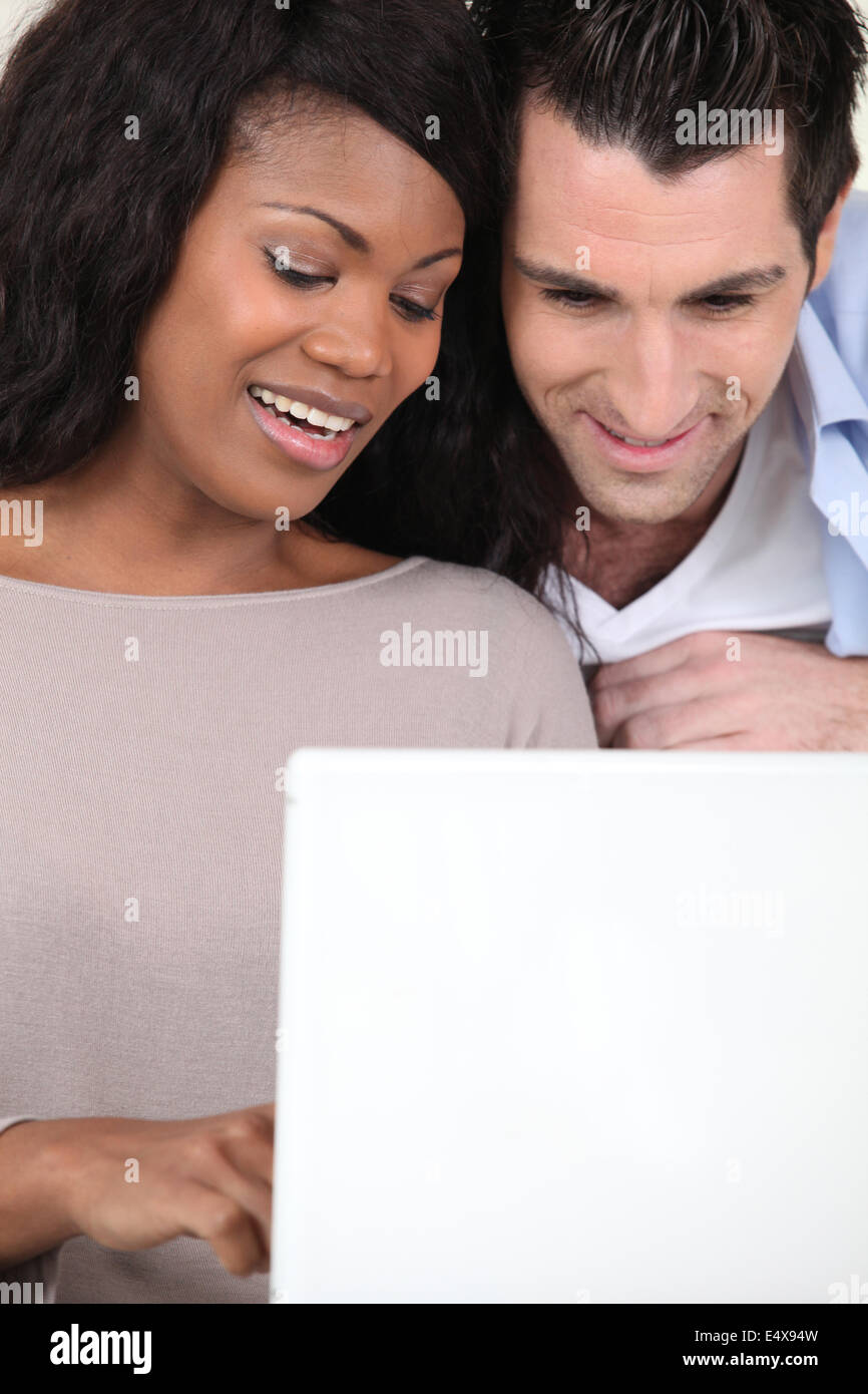 Un interracial giovane facendo del computer Foto Stock