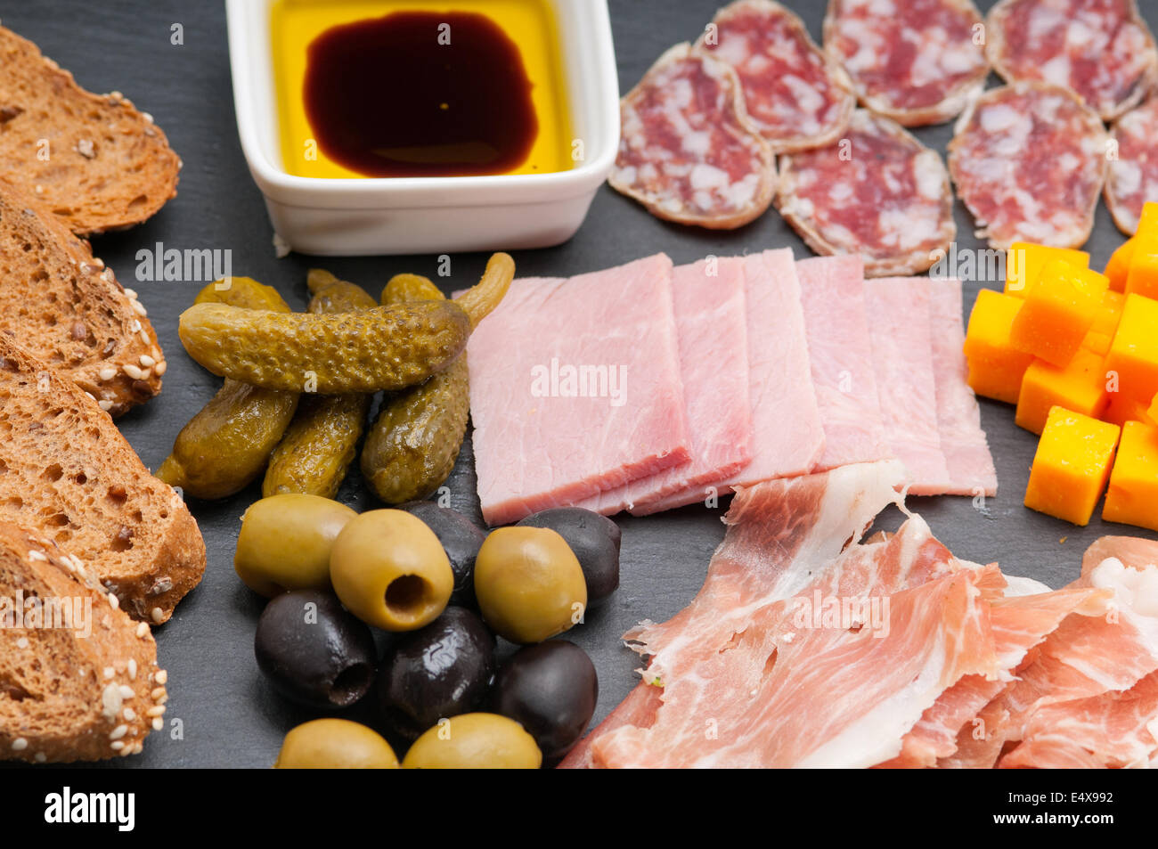 Un assortimento di cold cut platter Foto Stock