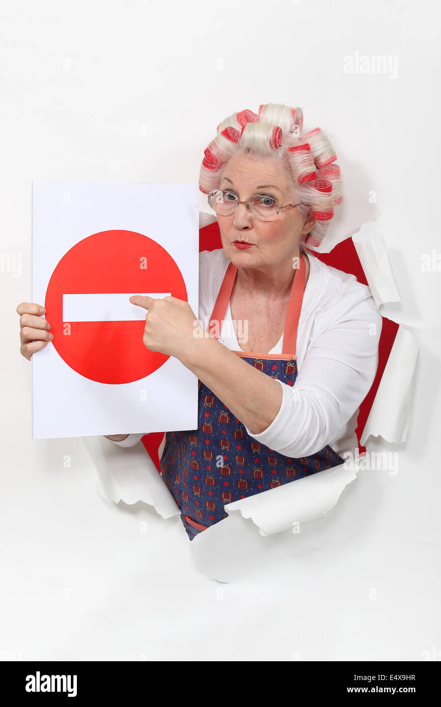 Donna con bigodini e nessun segno di intrusione Foto Stock