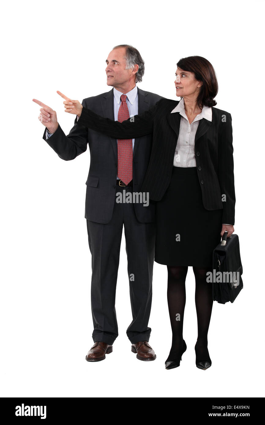 I dirigenti senior che puntano a un lato Foto Stock I dirigenti senior che puntano a un lato Foto Stock