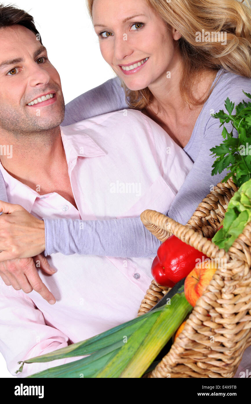 La moglie con le braccia intorno al marito Foto Stock