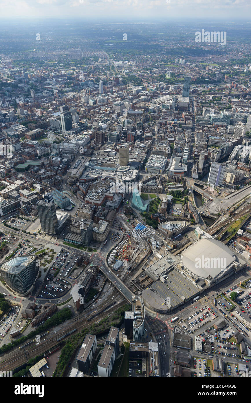 Vista aerea di guardare dalla stazione Victoria verso il centro di Manchester Foto Stock