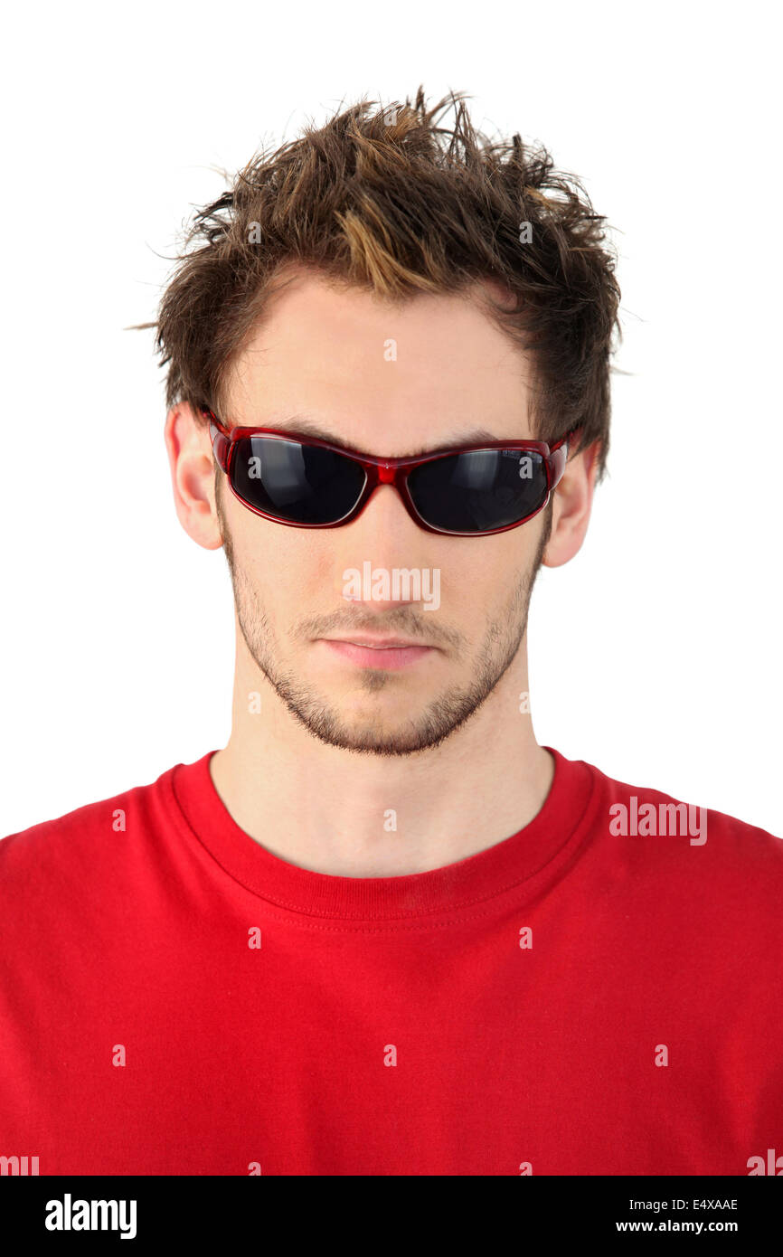 Giovane uomo in rosso bordati di occhiali da sole Foto Stock