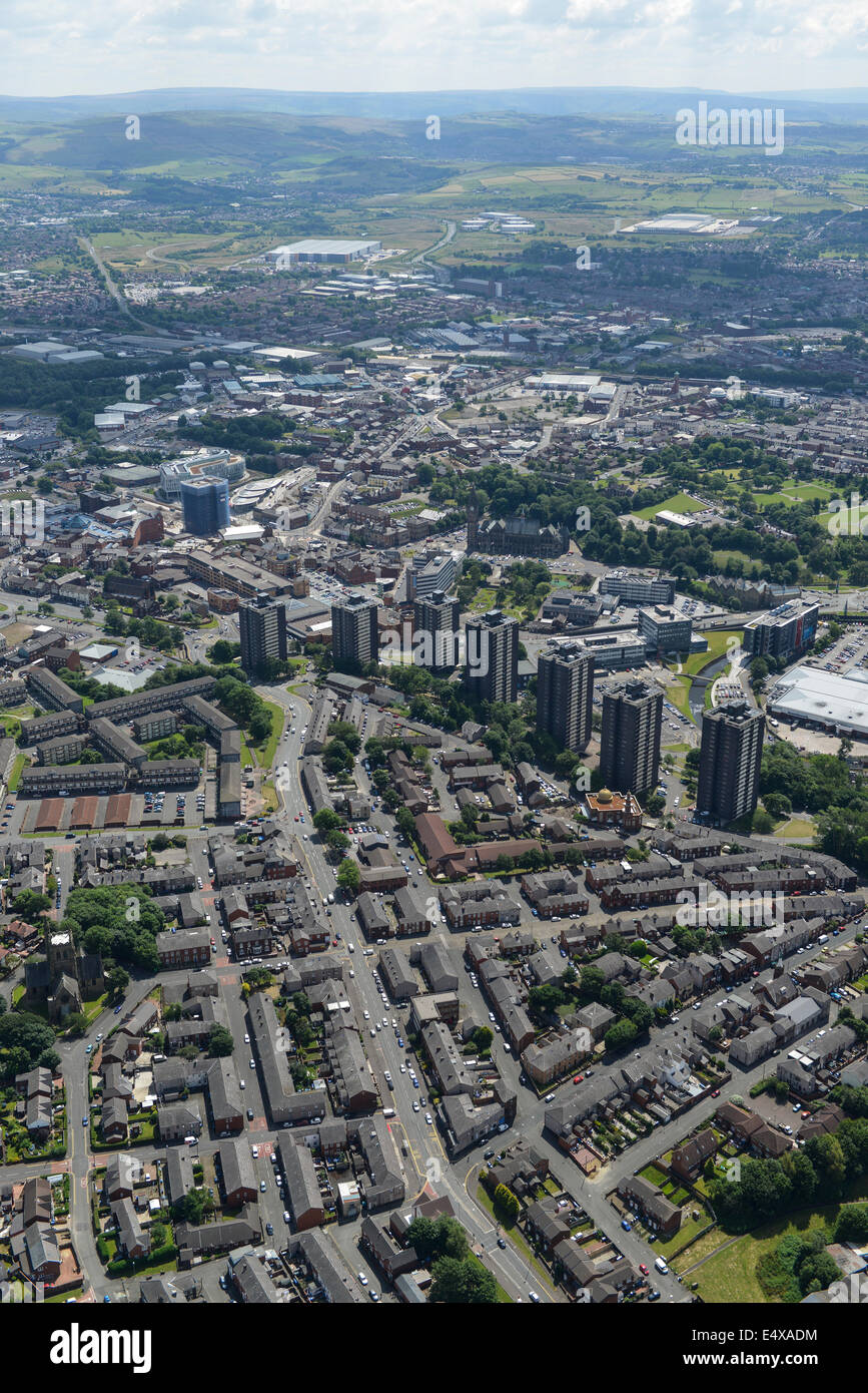 Una veduta aerea di Rochdale in Greater Manchester che mostra le montagne in distanza Foto Stock