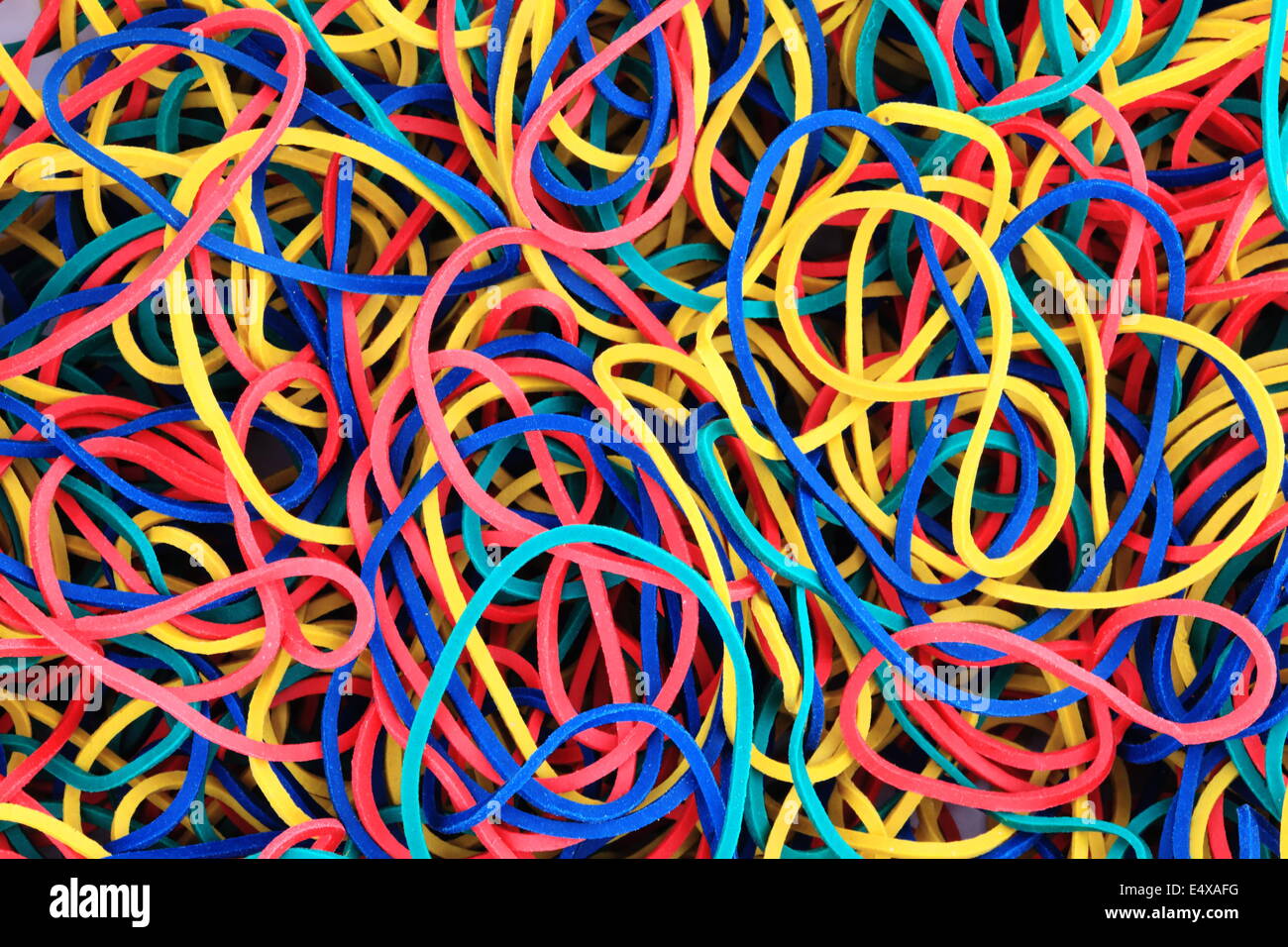 Un multicolore sfondo mostrante un mucchio di elastici colorati nastri di  gomma Foto stock - Alamy