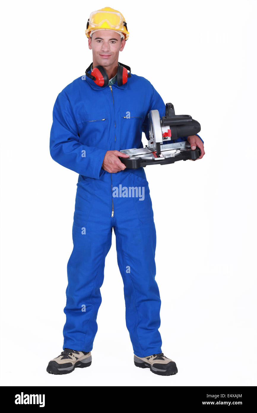 Tuttofare tenendo una sega circolare Foto Stock