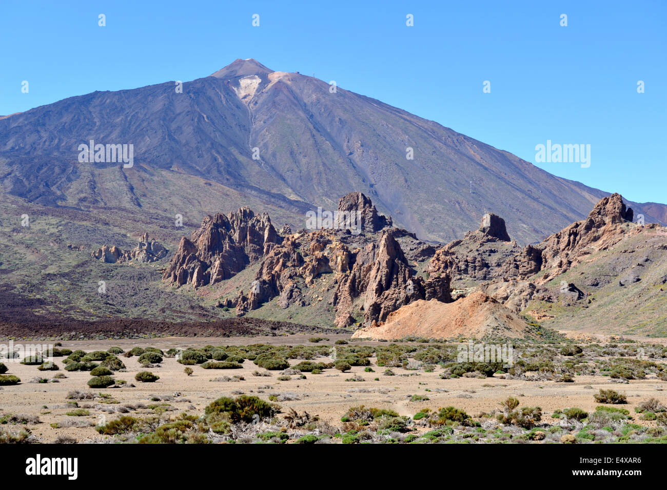 Il monte Vulcano Teide nel parco nazionale con il flusso di lava e collapes caldera in primo piano, Tenerife Foto Stock