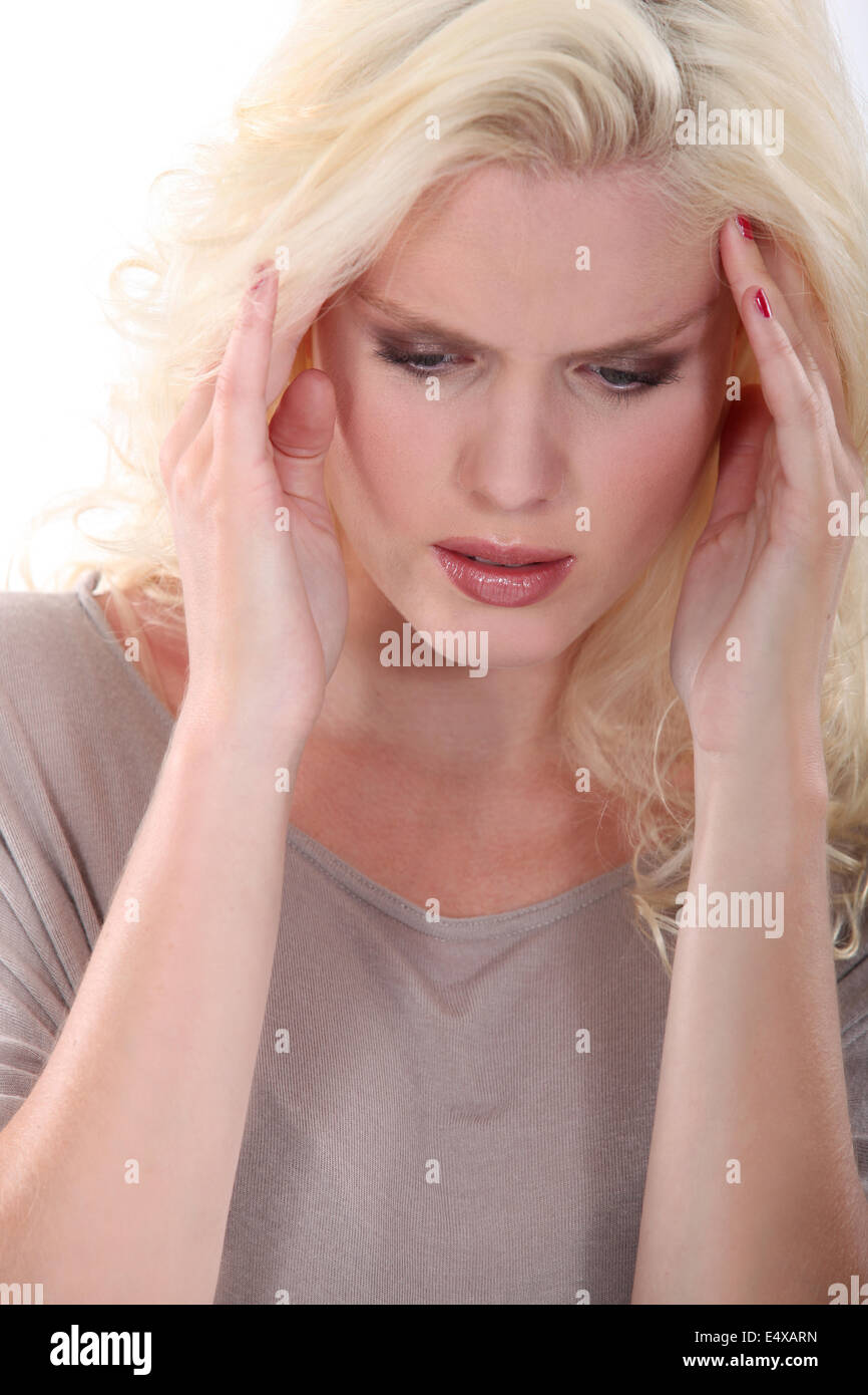 Donna bionda che soffrono di mal di testa Foto Stock