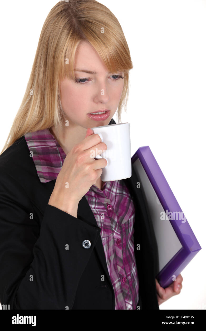 Donna con la tazza di caffè e la cartella Foto Stock