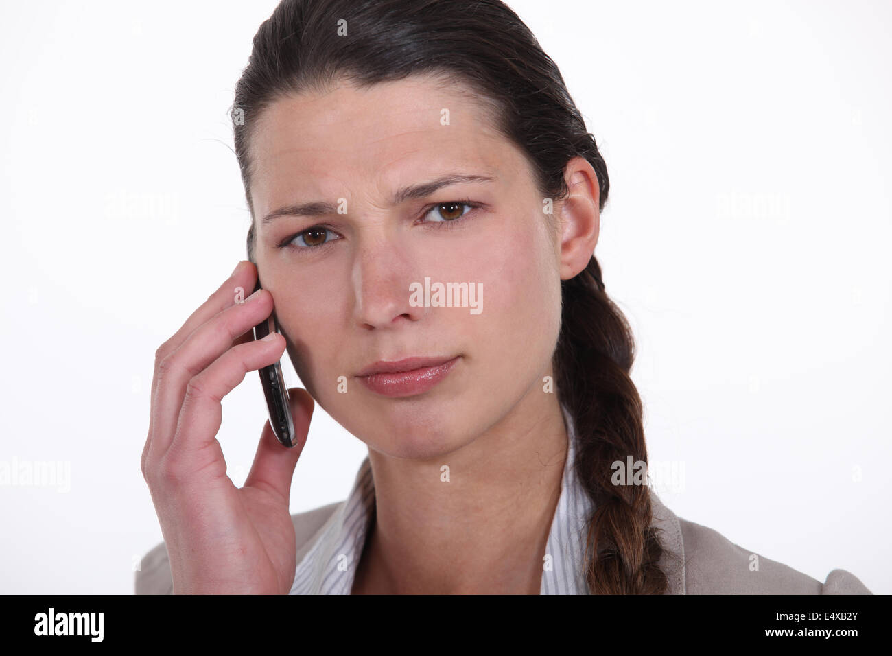 Confuso donna tramite telefono mobile Foto Stock