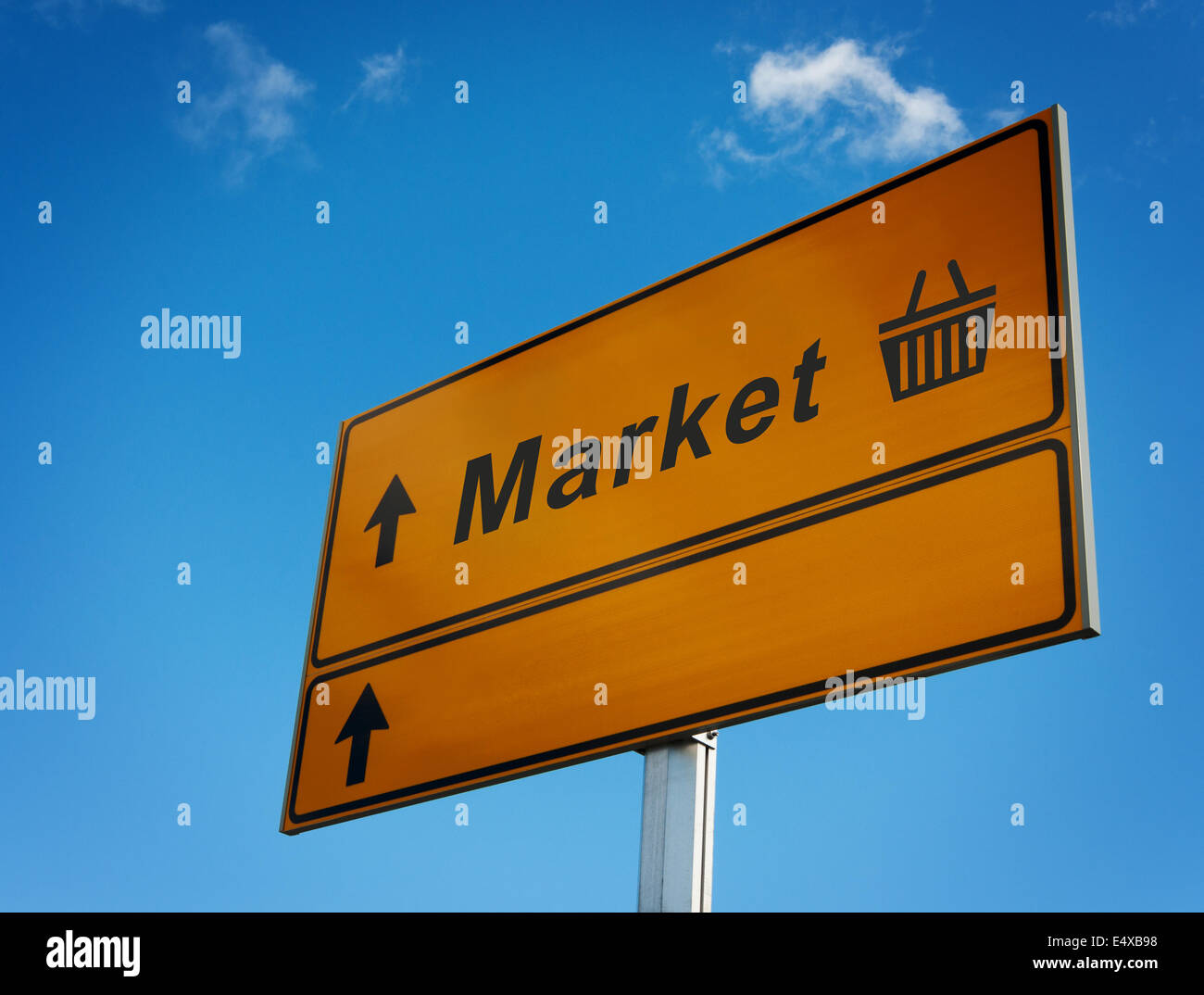 Mercato cartello stradale con le frecce ed il cestello. Foto Stock