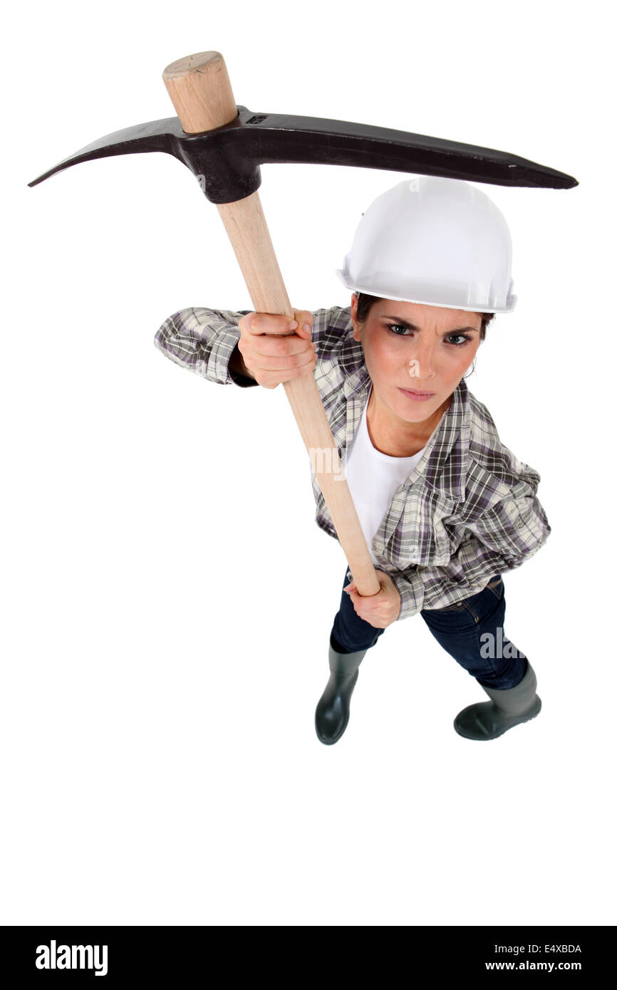 Arrabbiato donna tenendo un pick ax Foto Stock