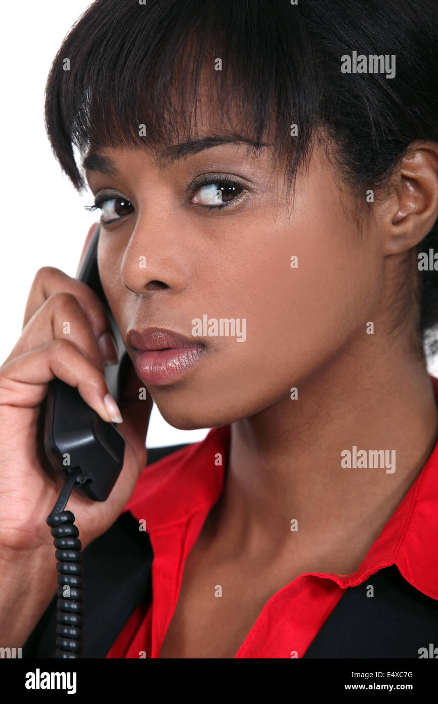 Ritratto di imprenditrice nero sul telefono Foto Stock
