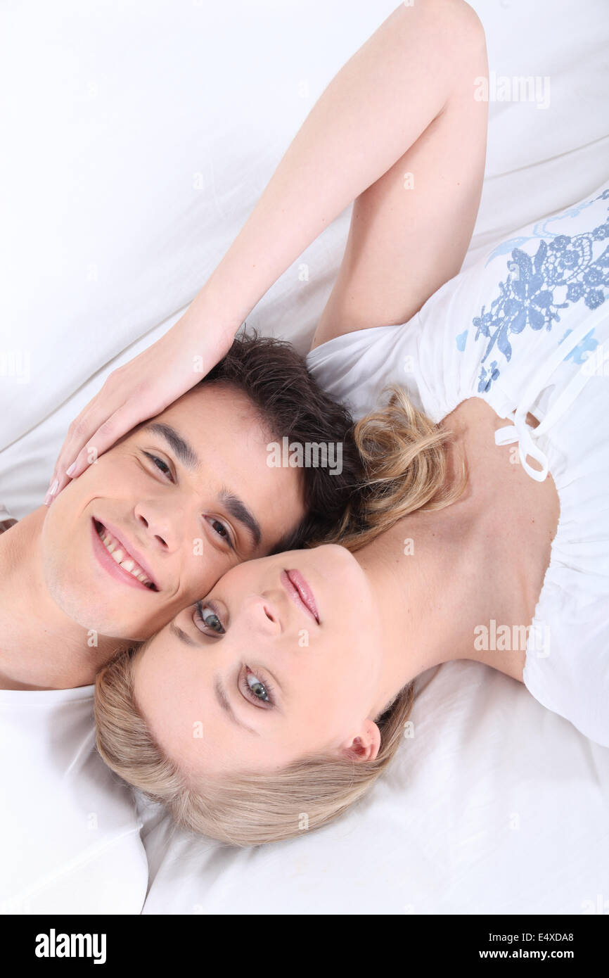 Coppia giacendo con le loro teste affiancate Foto Stock