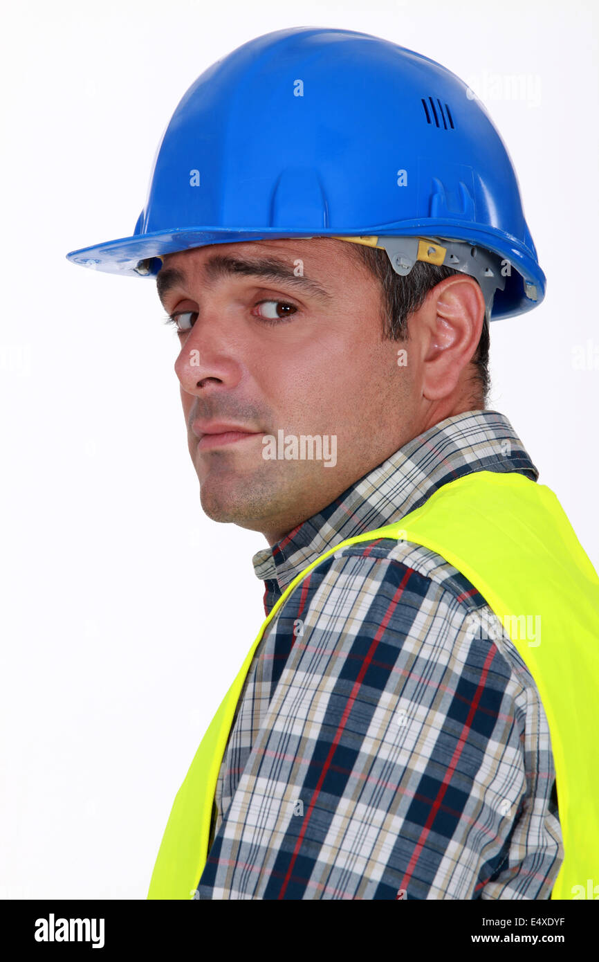 Un nervoso-cercando tradesman Foto Stock