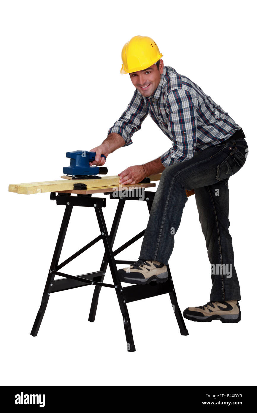 Carpenter utilizzando levigatrice elettrica Foto Stock
