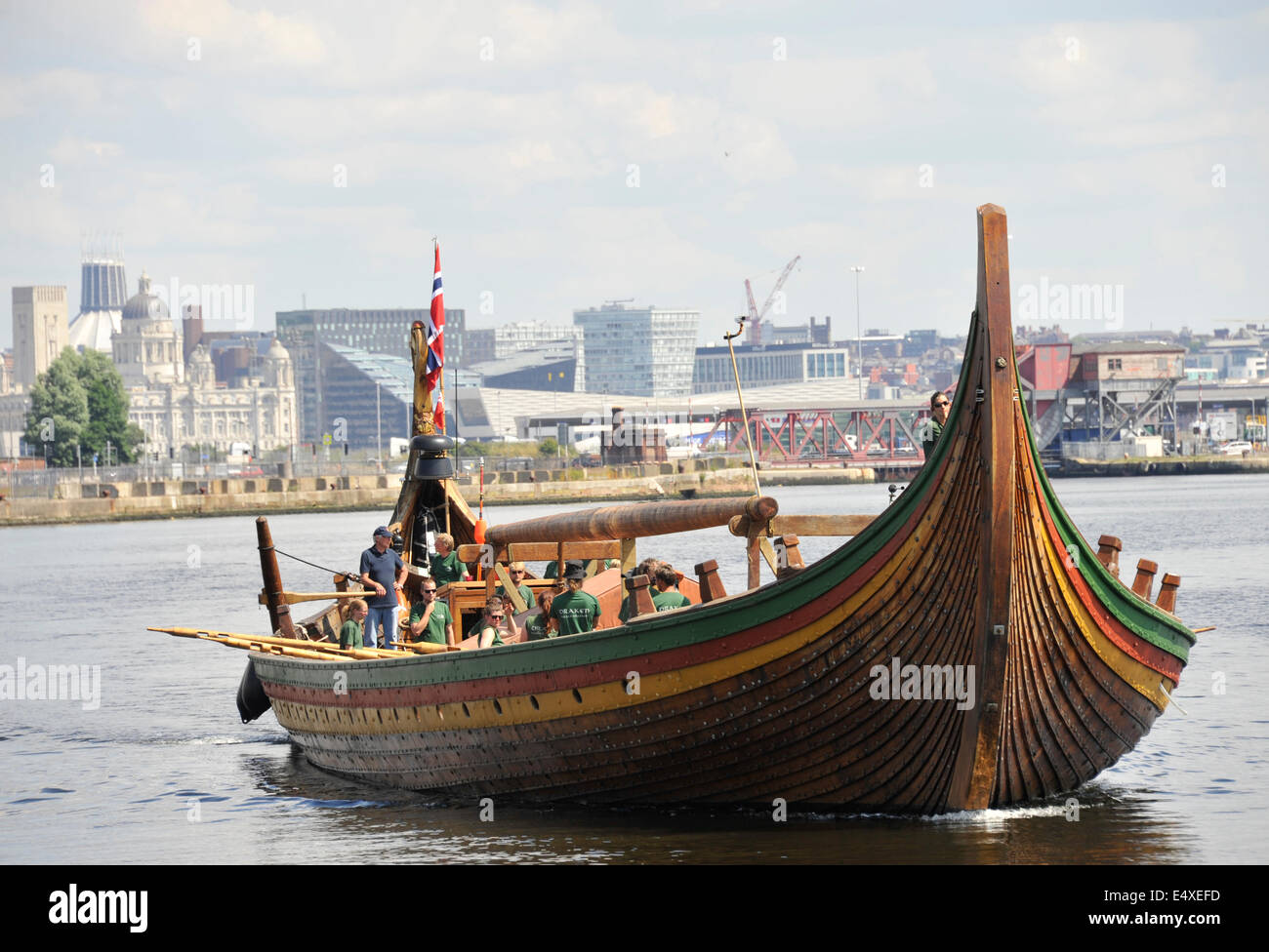 Liverpool, Regno Unito. 17 Luglio, 2014. Mondi più grande ricostruito Viking Longship denominato Draken Harald Harfagre arrivati sul fiume Mersey oggi dalla Norvegia. Credito: GeoPic / Alamy Live News Foto Stock