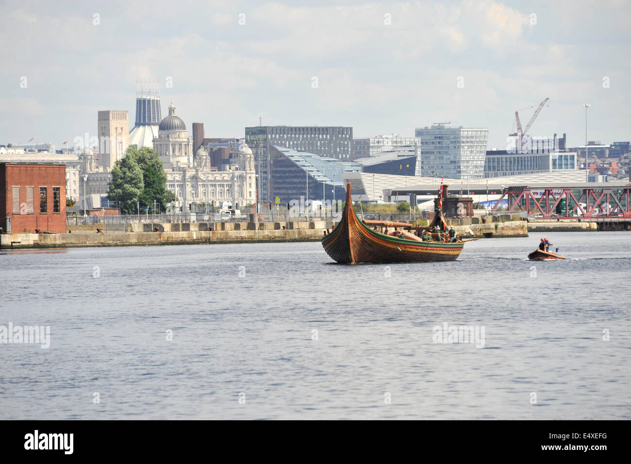 Liverpool, Regno Unito. 17 Luglio, 2014. Mondi più grande ricostruito Viking Longship denominato Draken Harald Harfagre arrivati sul fiume Mersey oggi dalla Norvegia. Credito: GeoPic / Alamy Live News Foto Stock
