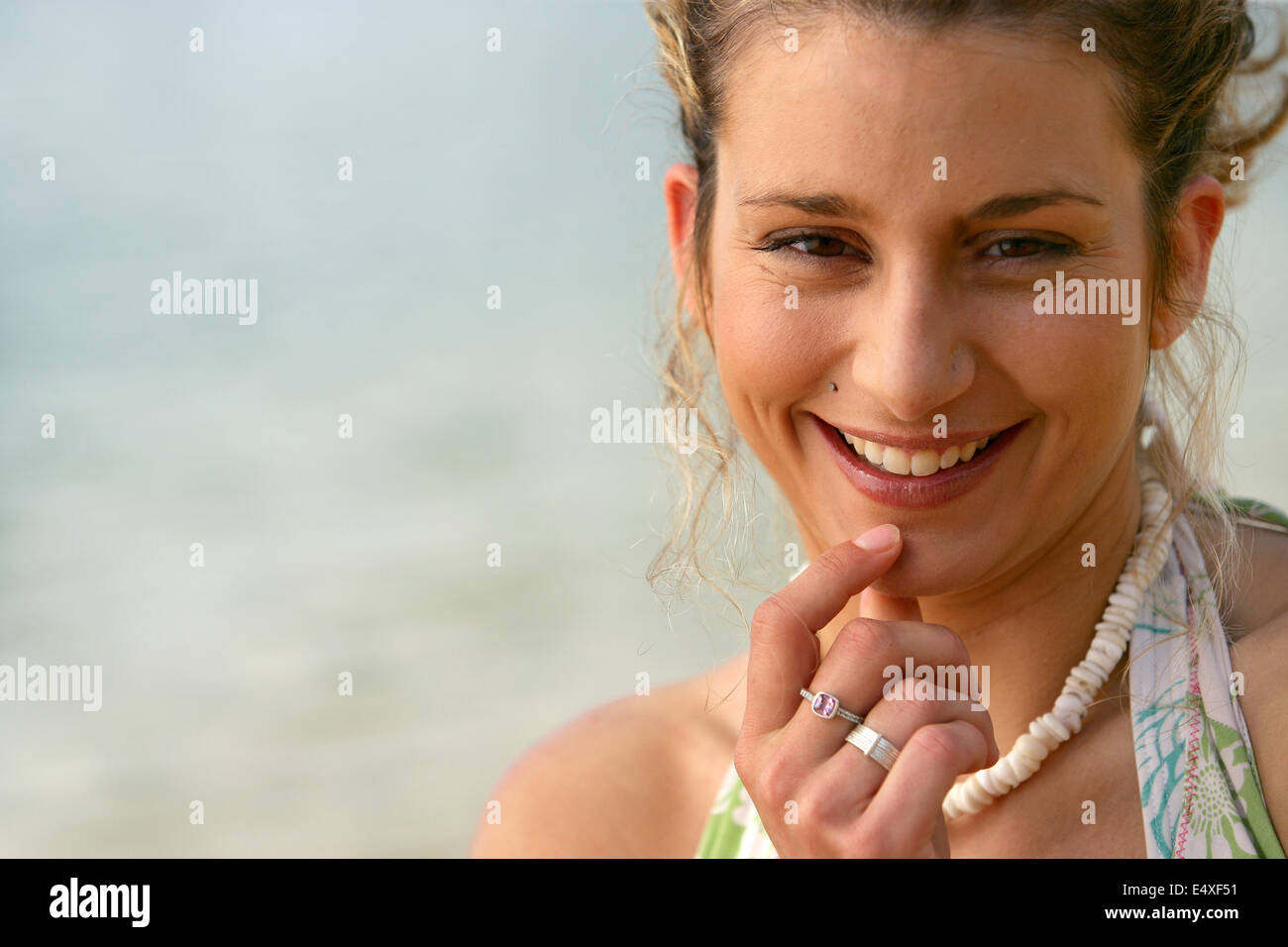 Malinconici donna bionda in spiaggia Foto Stock