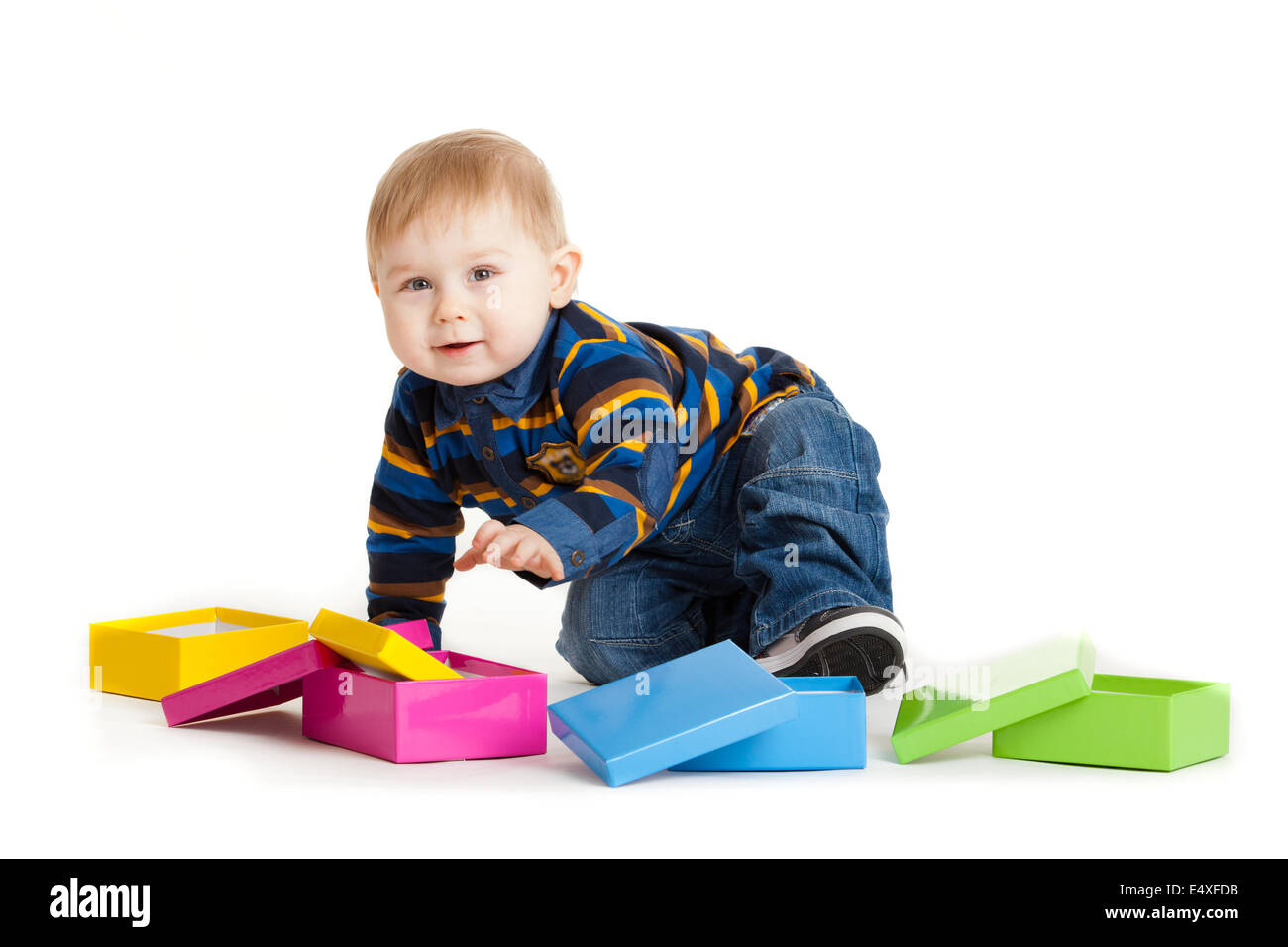 Baby boy e confezione regalo isolato su bianco. Foto Stock