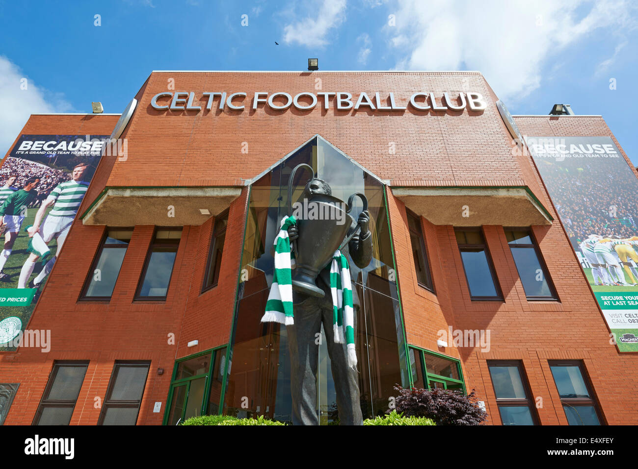 Jock Stein statua al di fuori del Celtic Park, Glasgow Scozia Scotland Foto Stock