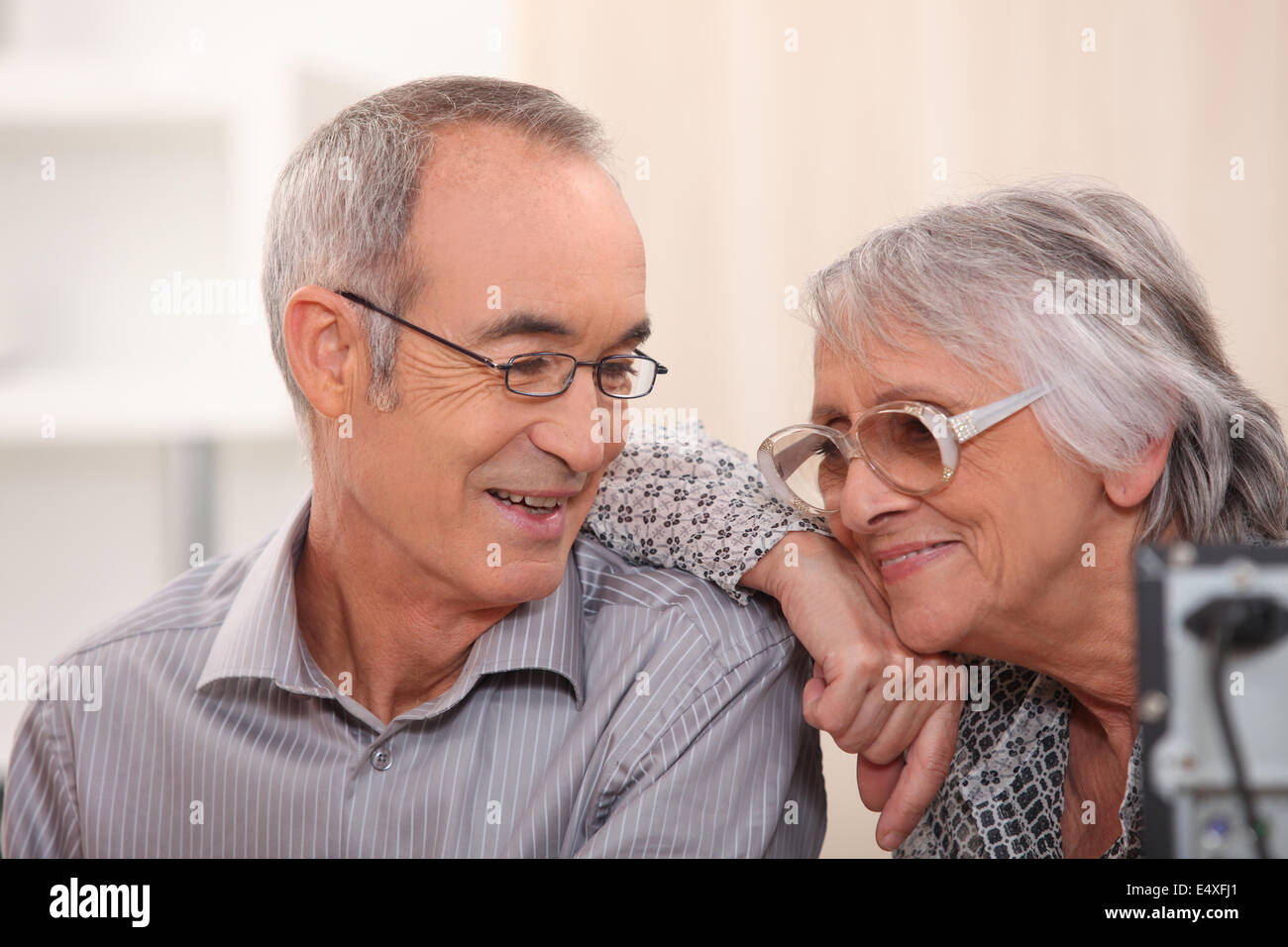 Sorridente coppia di anziani a casa Foto Stock