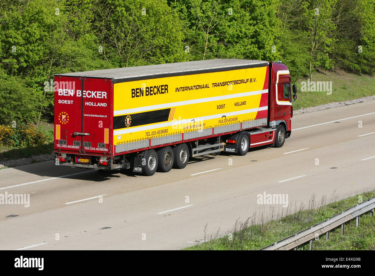 Un Ben Becker autocarro articolato che viaggia lungo l'autostrada M20 nel Kent, Inghilterra Foto Stock