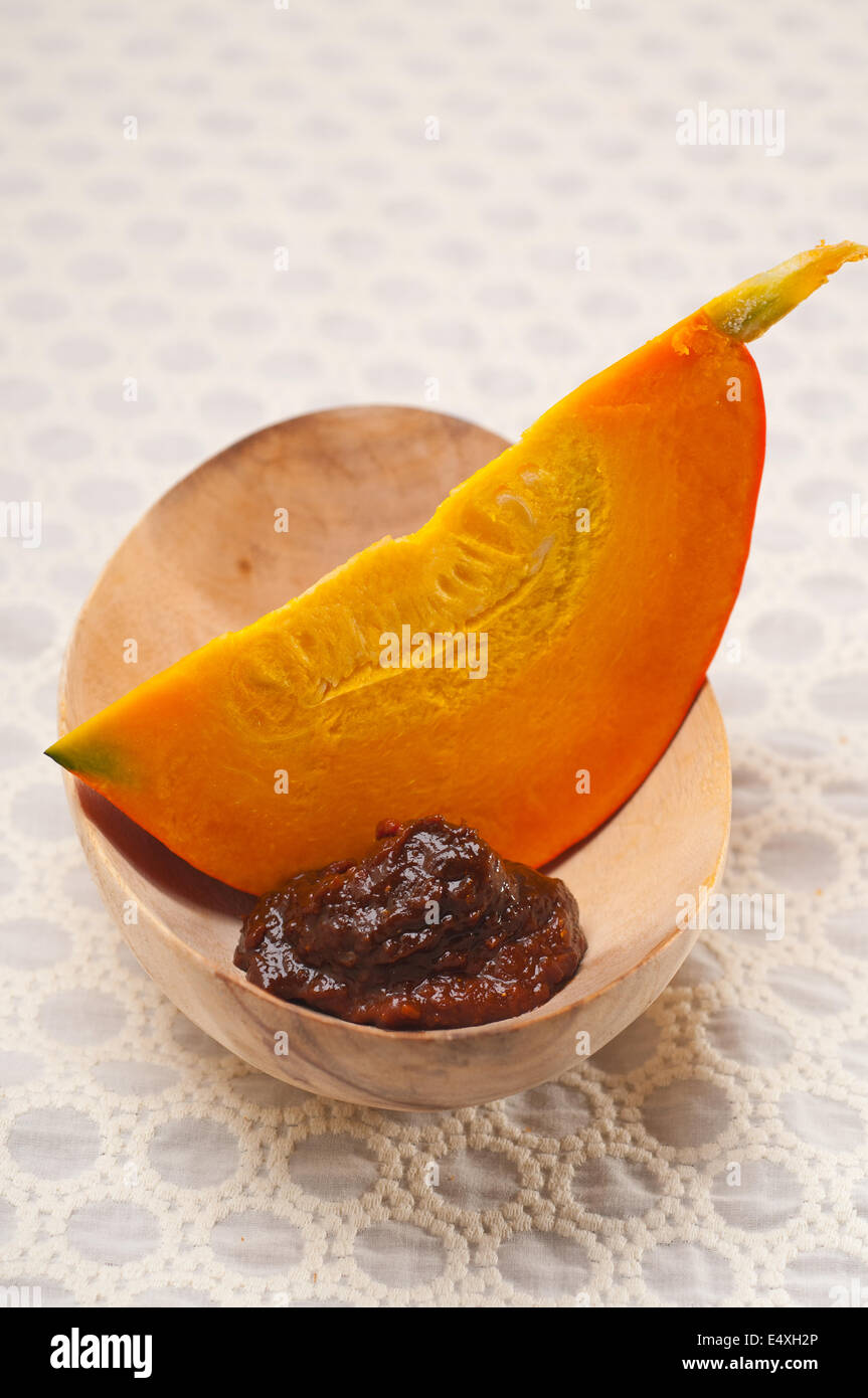 Fresca fetta di zucca sulla ciotola di legno Foto Stock