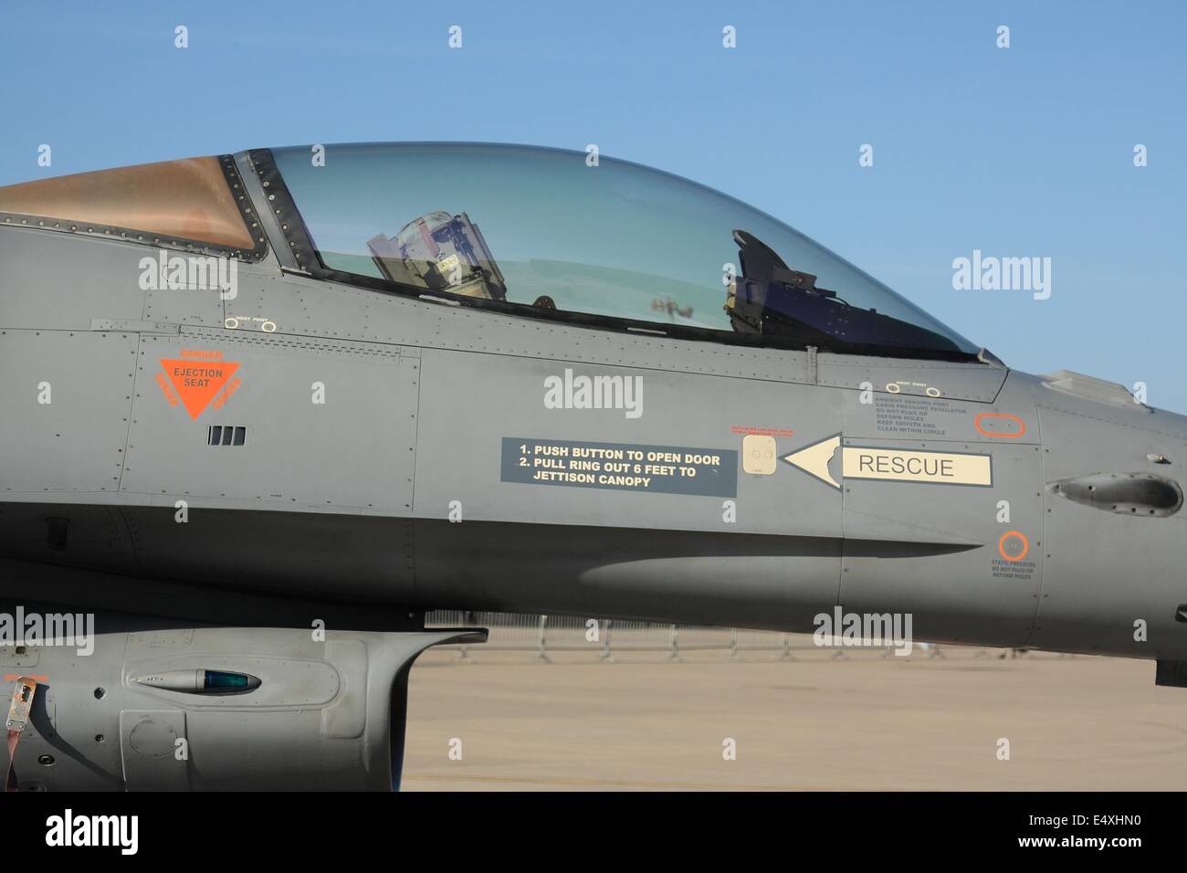 Primo piano della F16 Fighting Falcon cockpit di aeromobili che mostra il vetro tettuccio Foto Stock