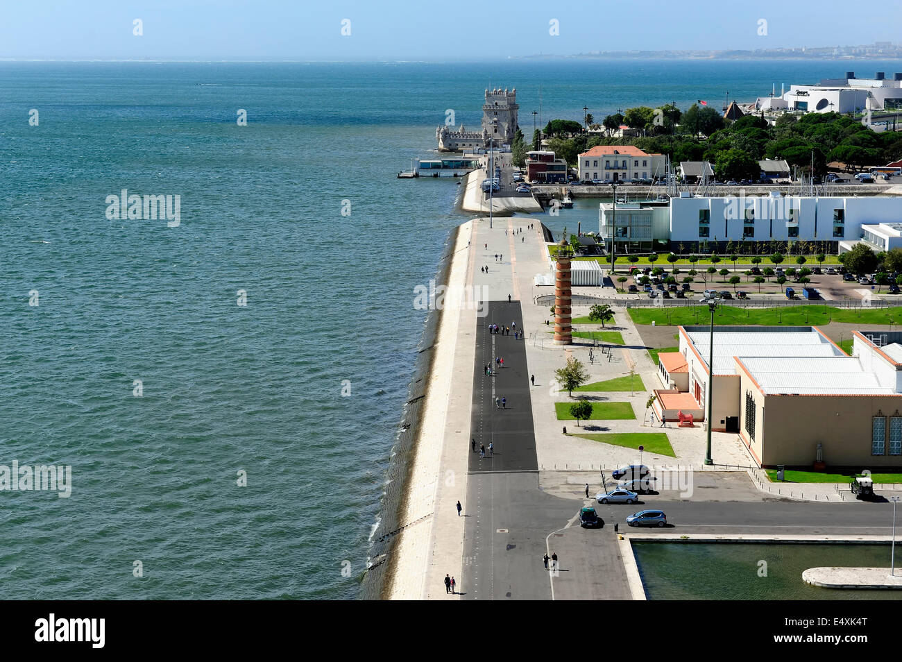 Vista del litorale e la Torre de Belem dalla sommità del Monumento alle Scoperte, Lisbona, Portogallo Foto Stock