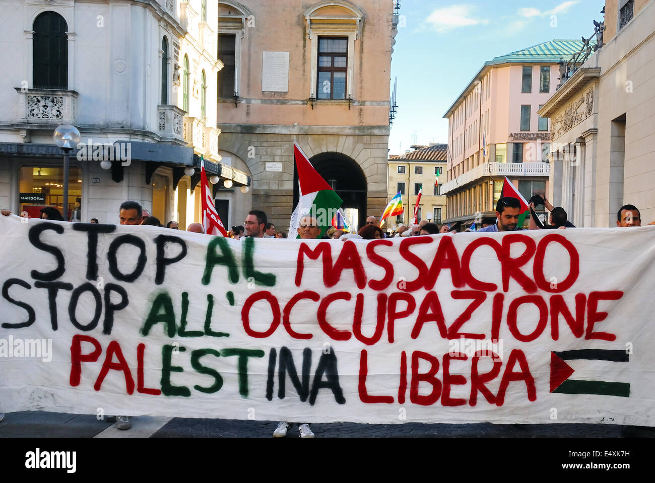 Padova, Italia. 16 Luglio, 2014. Migliaia di persone e una dozzina di associazioni di pace hanno manifestato contro il bombardamento israeliano della Striscia di Gaza. Credito: Ferdinando Piezzi/Alamy Live News Foto Stock