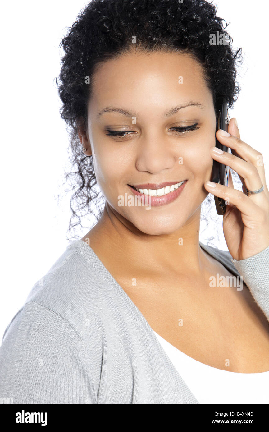 Donna sorridente parlando sul suo telefono Foto Stock