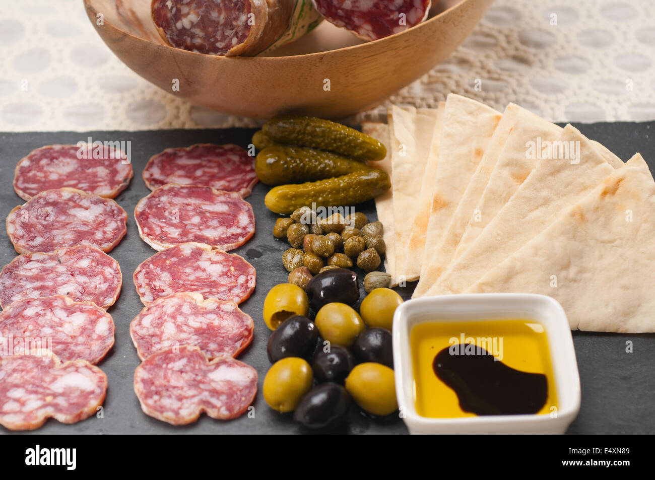 Cold Cut platter con pane pita e sottaceti Foto Stock