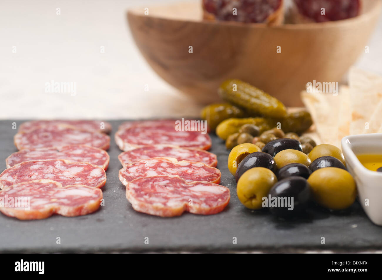 Cold Cut platter con pane pita e sottaceti Foto Stock