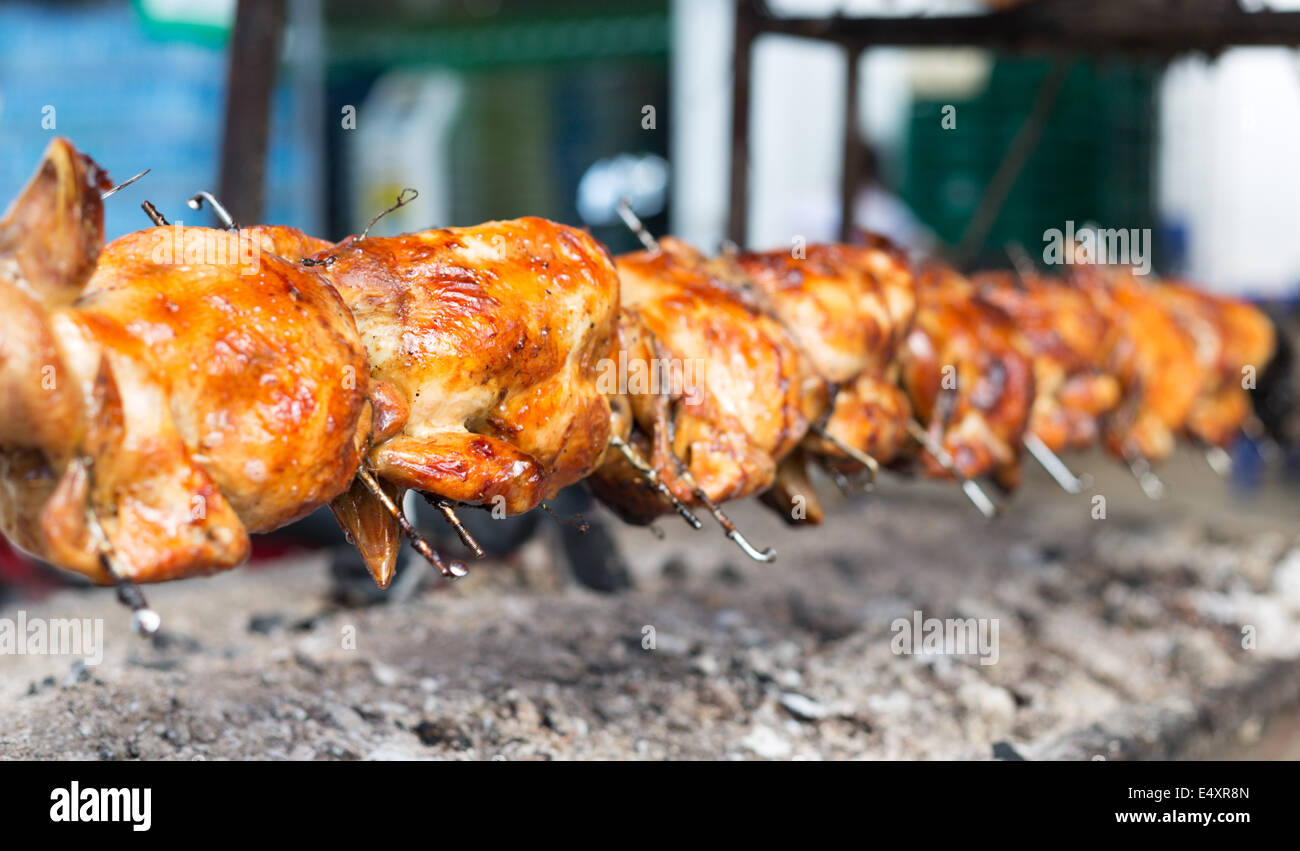 Pollo alla griglia arrostito allo spiedo Foto Stock