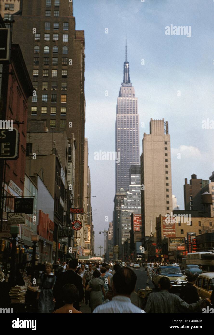 Scena di strada di New York City, affollato di marciapiede, Empire State Building in background, 1958 Foto Stock