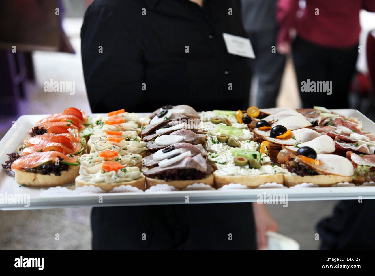 Cameriere che offre un vassoio di antipasti Foto Stock