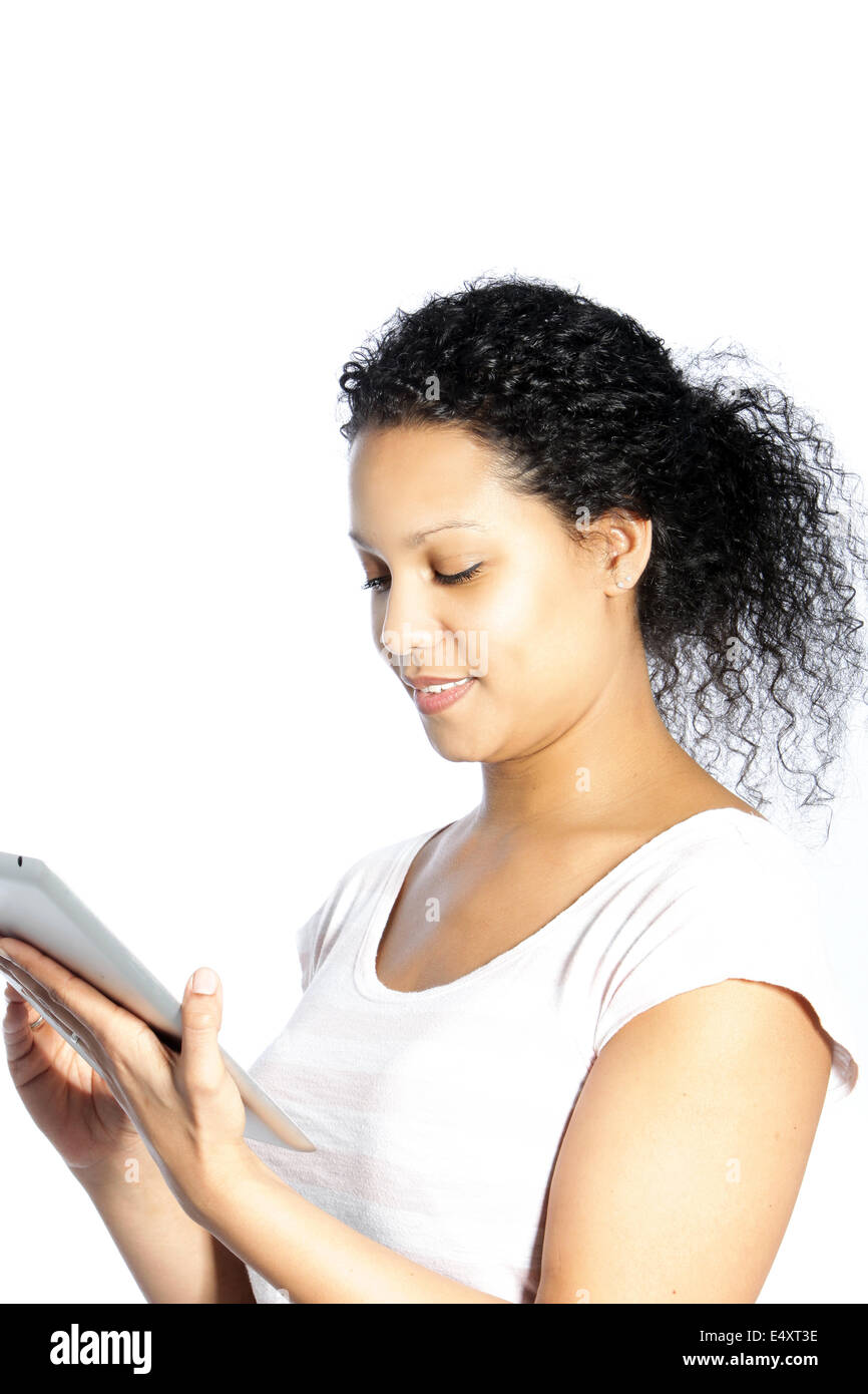Donna attraente leggendo il suo schermo tablet Foto Stock