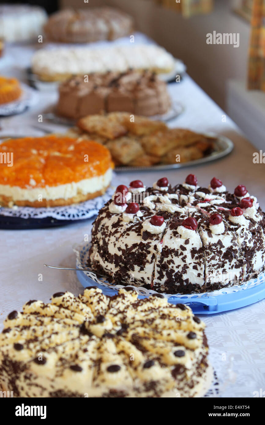 Tavolo da Buffet con un vasto assortimento di torte Foto Stock