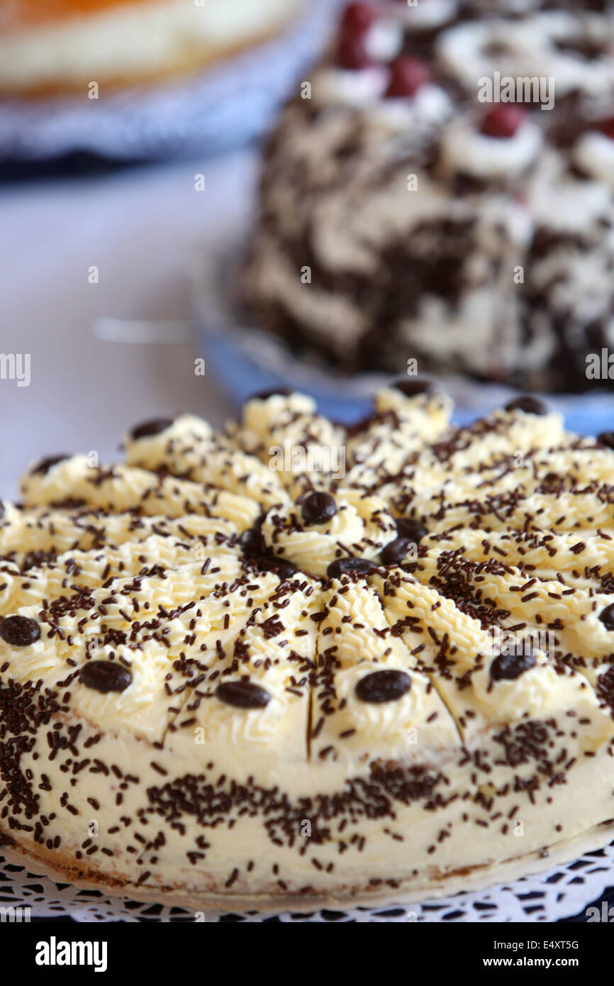 Torte di crema su un tavolo da buffet Foto Stock