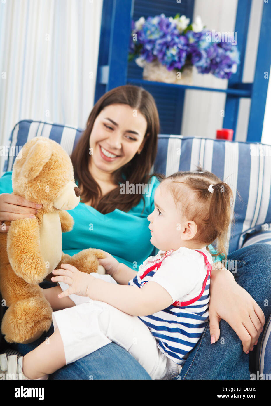 Sorridenti madre con un anno di età del bambino Foto Stock