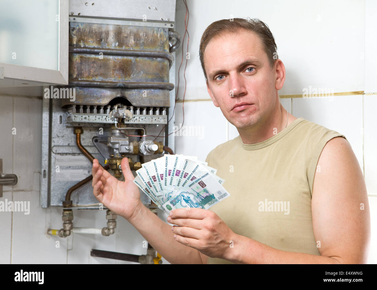 Il triste uomo conta i soldi per la riparazione Foto Stock